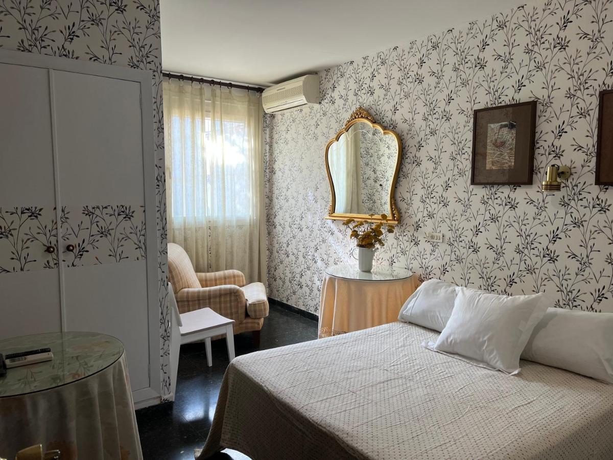 Hostal Pirineos バルバストロ エクステリア 写真