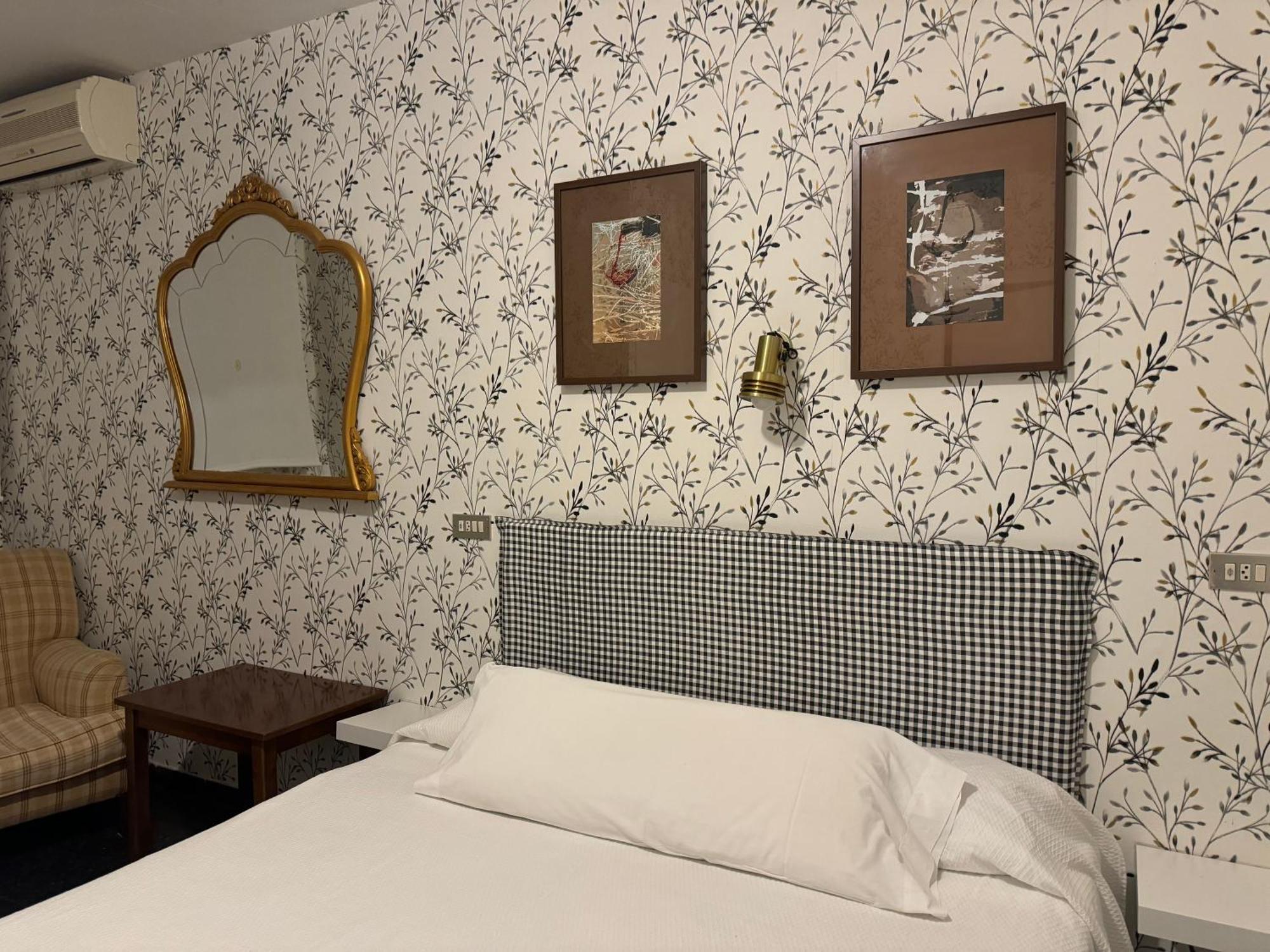 Hostal Pirineos バルバストロ エクステリア 写真