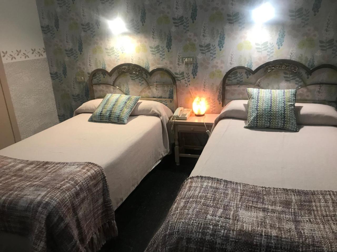 Hostal Pirineos バルバストロ エクステリア 写真